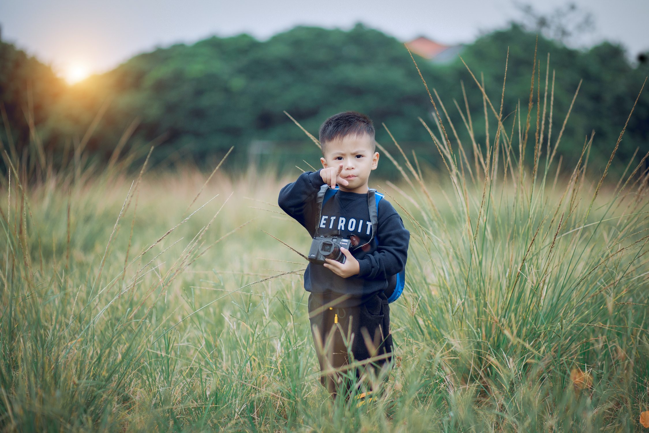 Свободен мальчик. Мальчик фотографирует. Дети издалека. Мальчик в зеленом поле. Свободный ребенок.